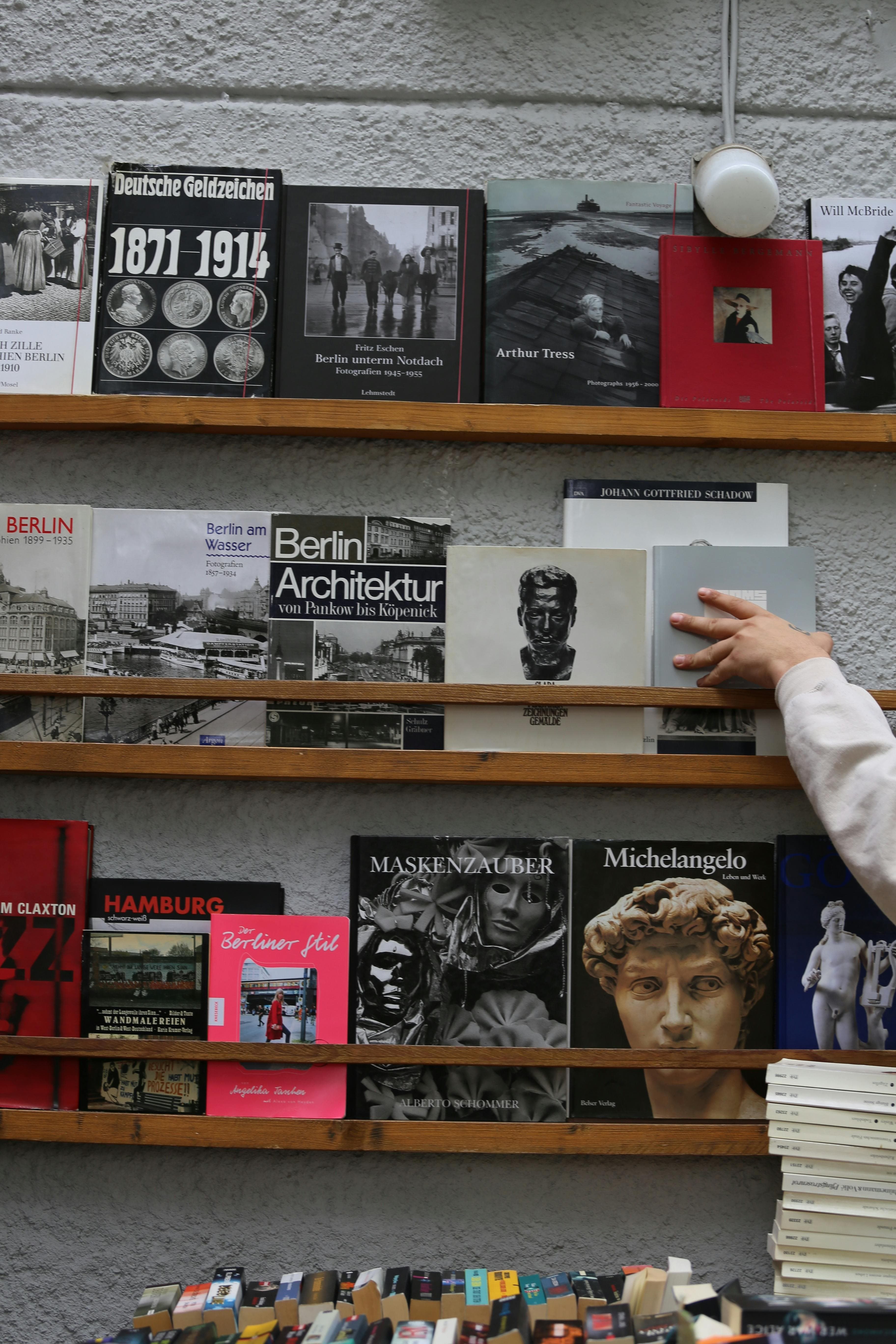 Półki z książkami i materiałami do nauki języków