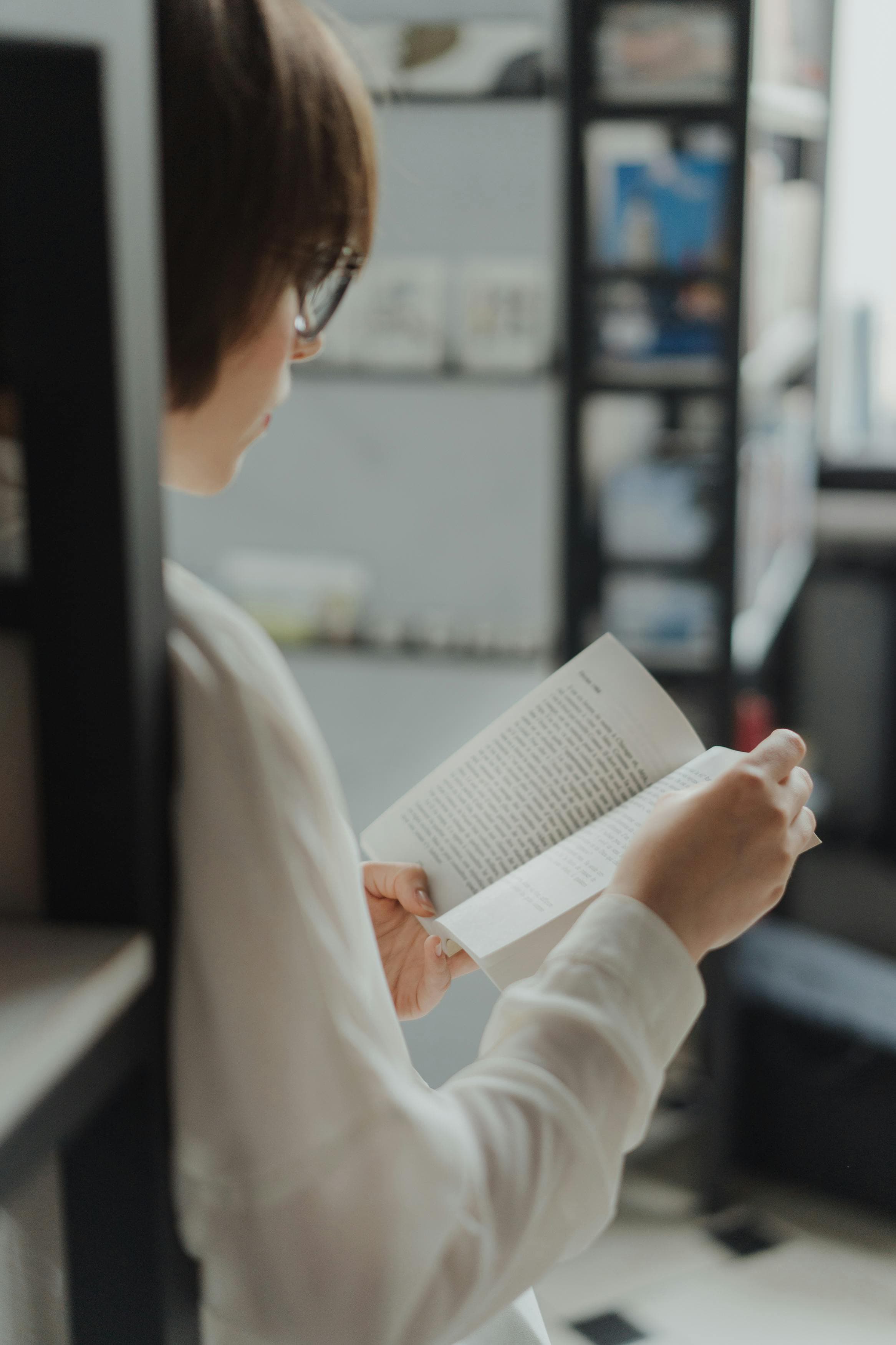 Spokojna chwila z książką i materiałami do nauki